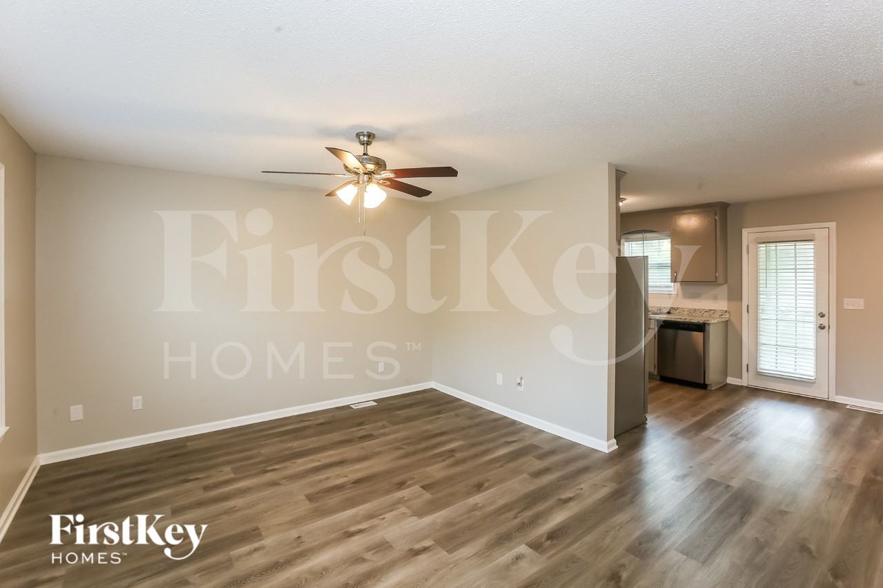 414 Chrysler St - Photo 5 of 16