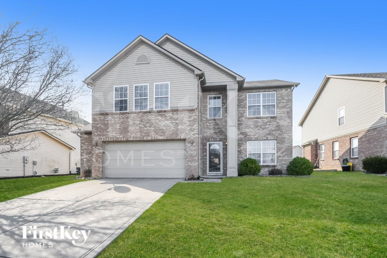 8728 N Springview Dr - Photo 2 of 16