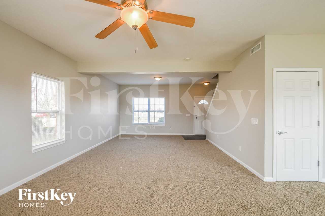 8728 N Springview Dr - Photo 3 of 16