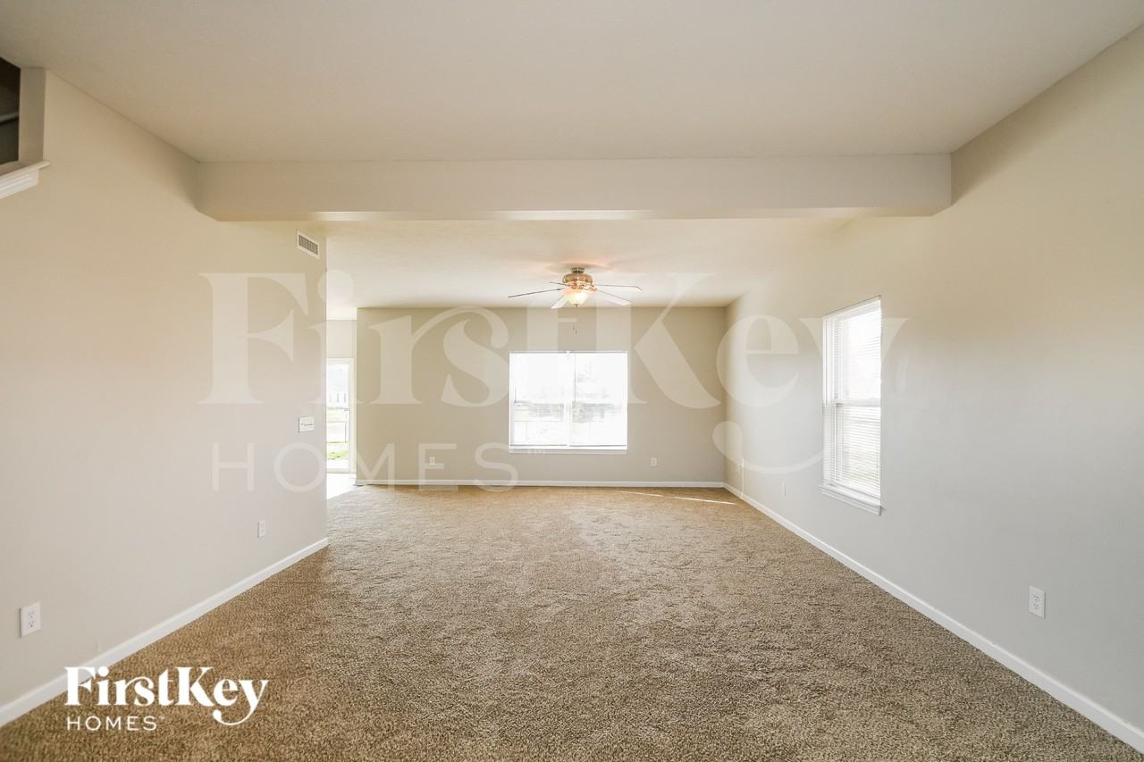 8728 N Springview Dr - Photo 4 of 16