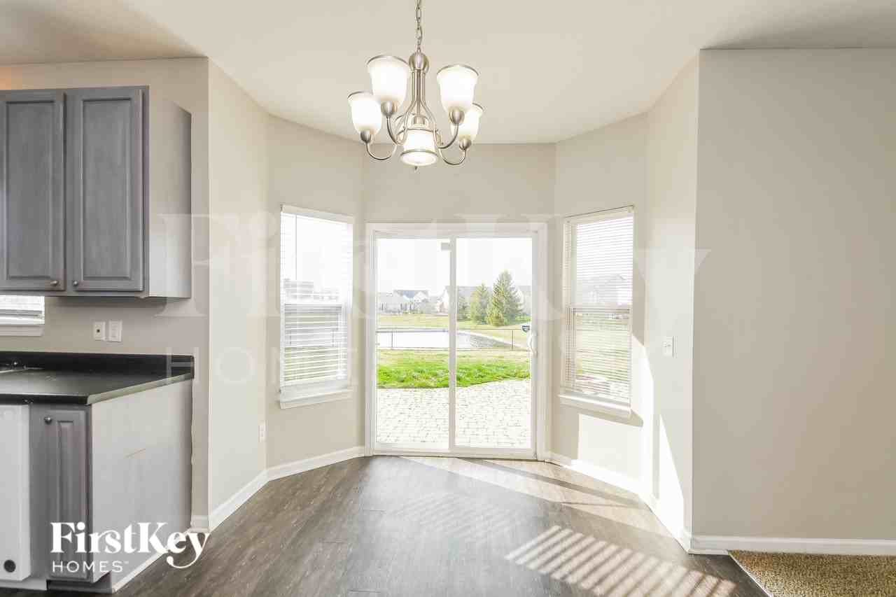 8728 N Springview Dr - Photo 5 of 16