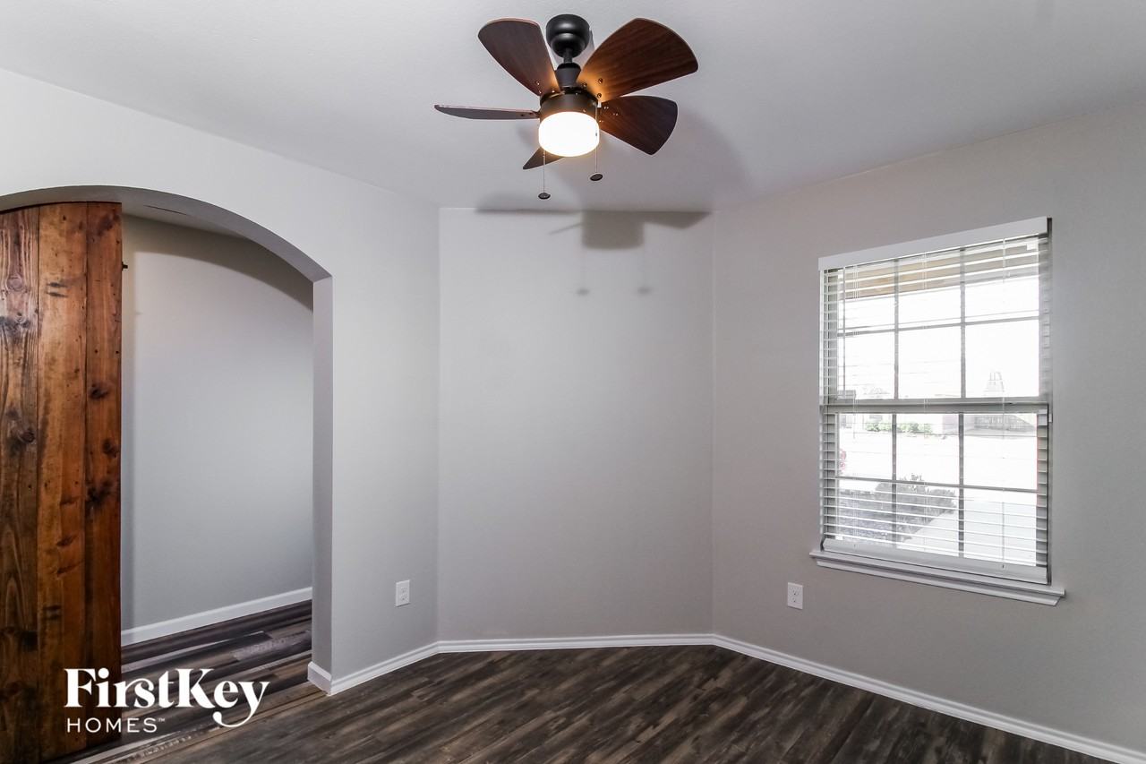 1307 Bent Grass Dr - Photo 4 of 15