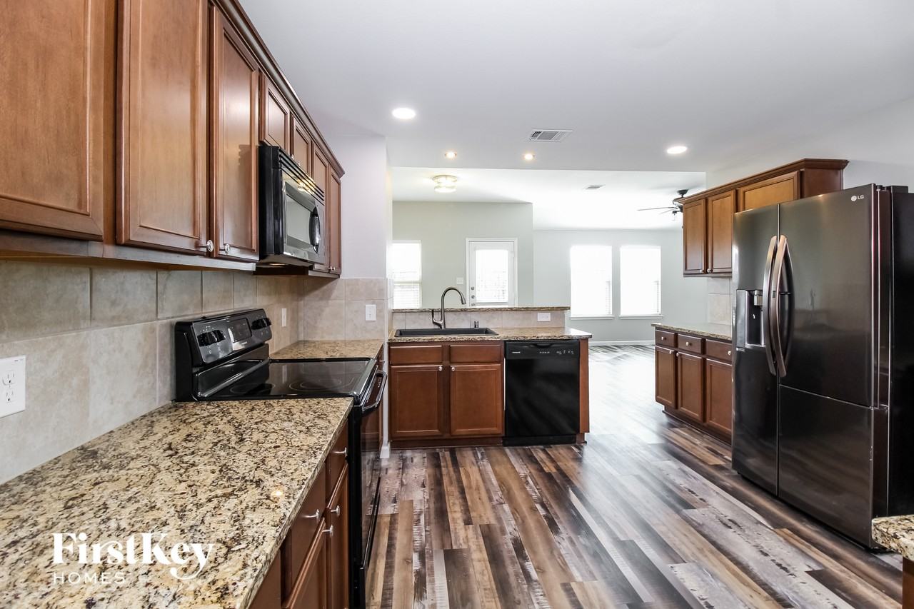 1307 Bent Grass Dr - Photo 5 of 15