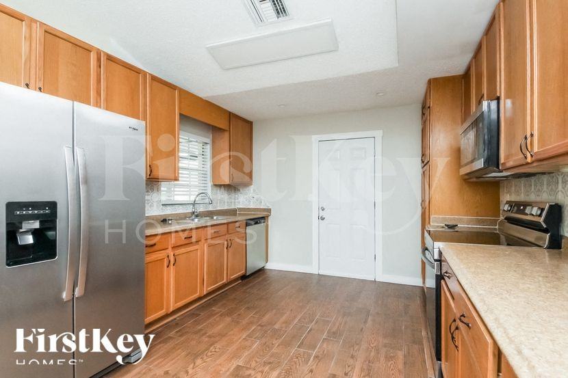 1136 Creek Woods Cir - Photo 5 of 15