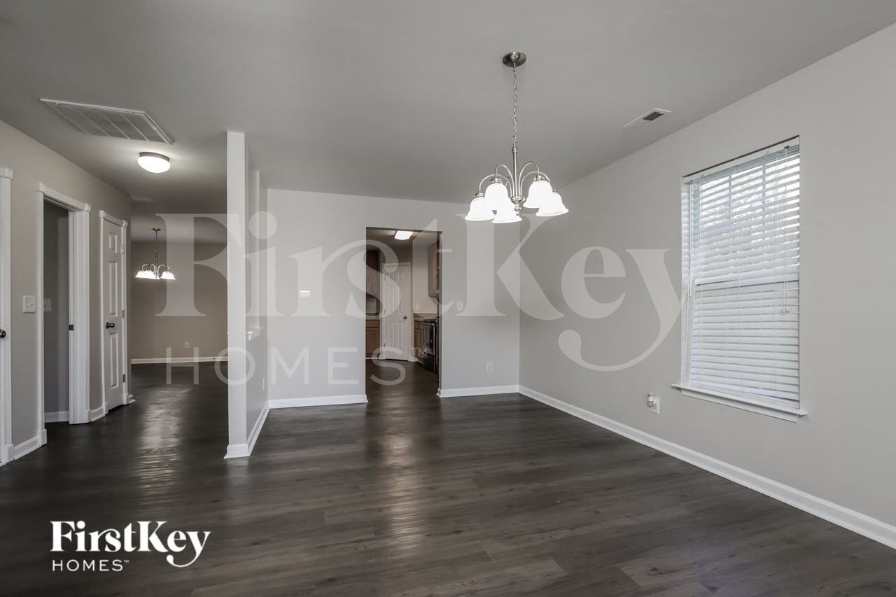 612 Brassfield Dr - Photo 4 of 15
