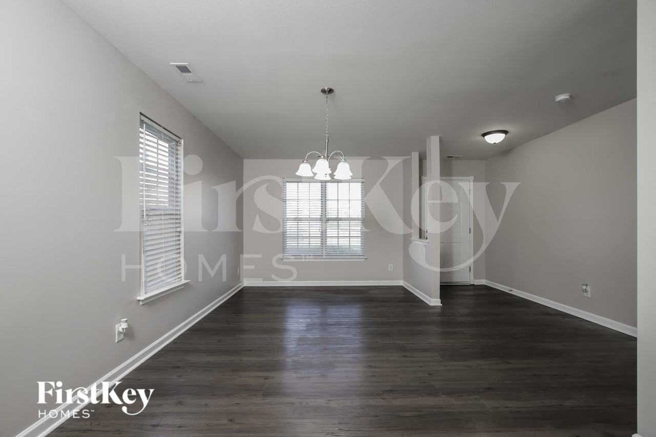612 Brassfield Dr - Photo 5 of 15