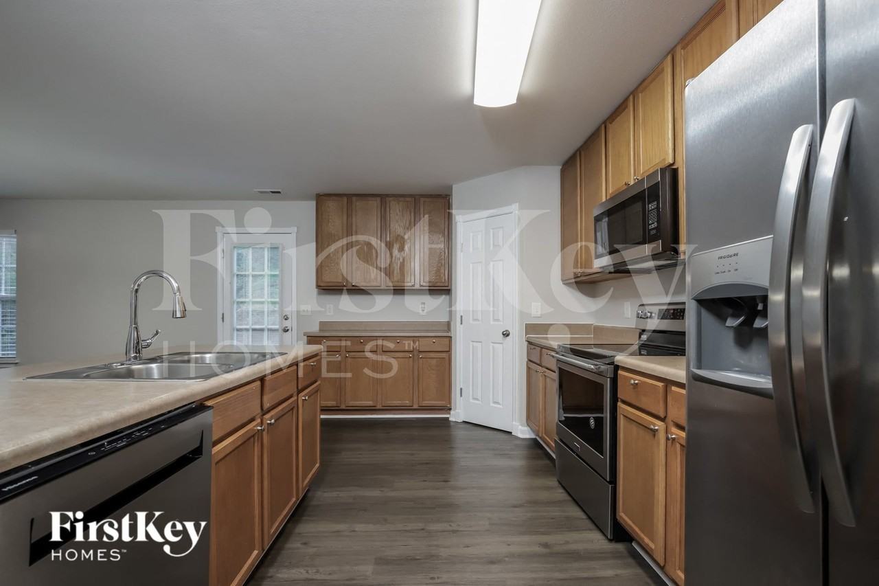 612 Brassfield Dr - Photo 6 of 15