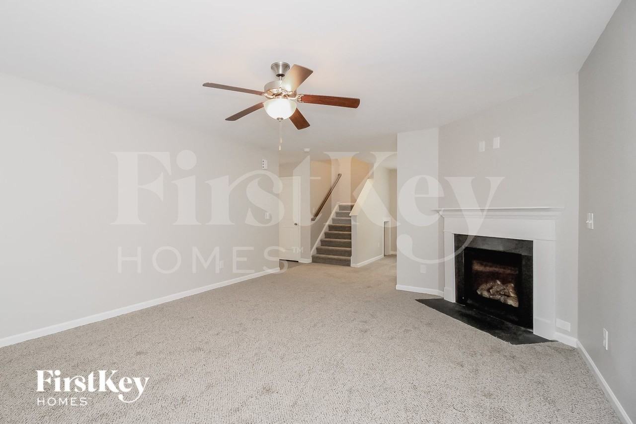 825 Winterside Ln - Photo 4 of 15
