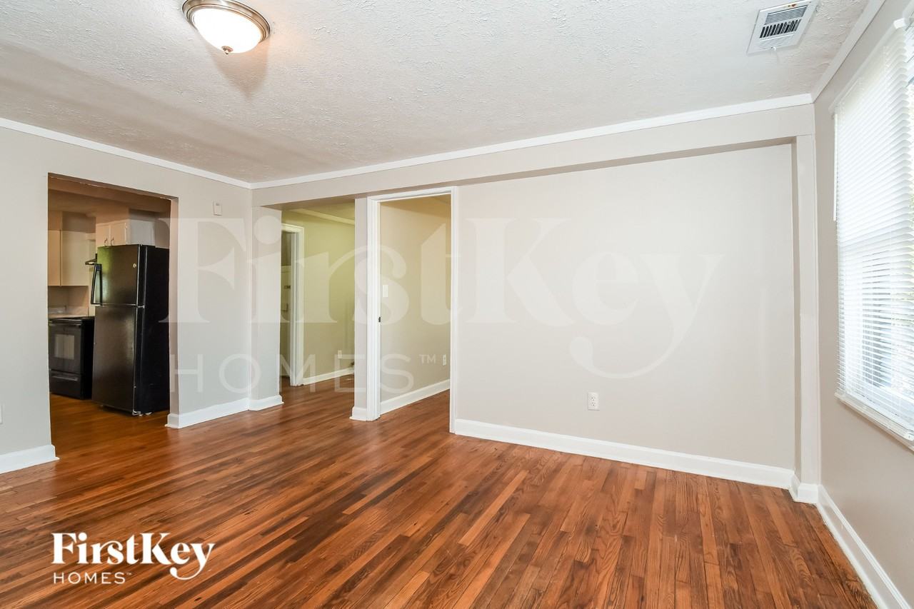2456 Maple St - Photo 2 of 16