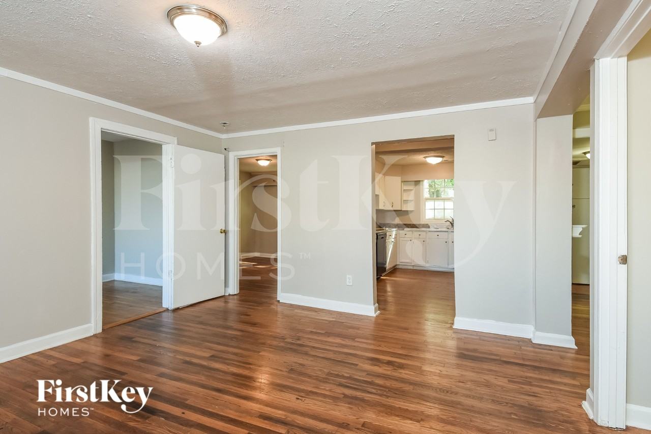 2456 Maple St - Photo 3 of 16