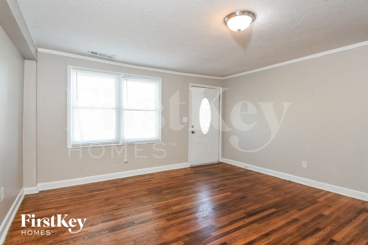 2456 Maple St - Photo 4 of 16