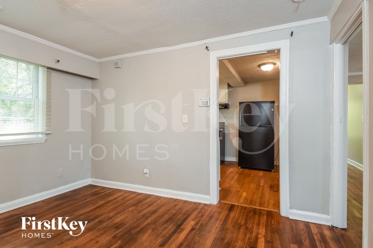 2456 Maple St - Photo 5 of 16