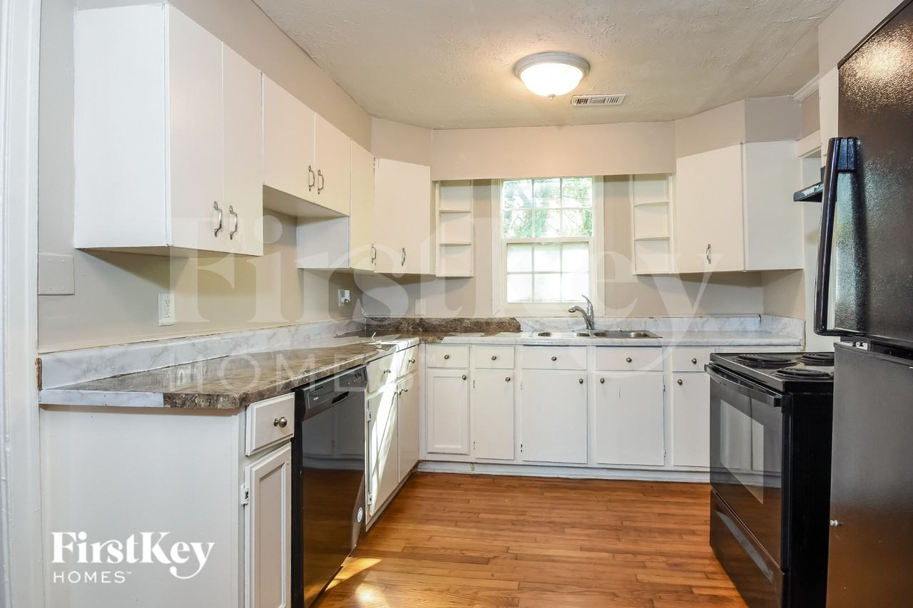 2456 Maple St - Photo 6 of 16