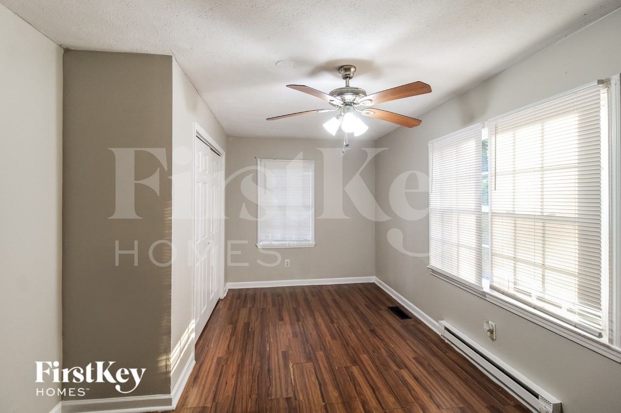 1823 Lee St - Photo 7 of 16