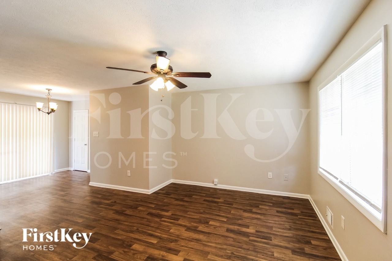 1021 Meadowbrook Ln Nw - Photo 2 of 16