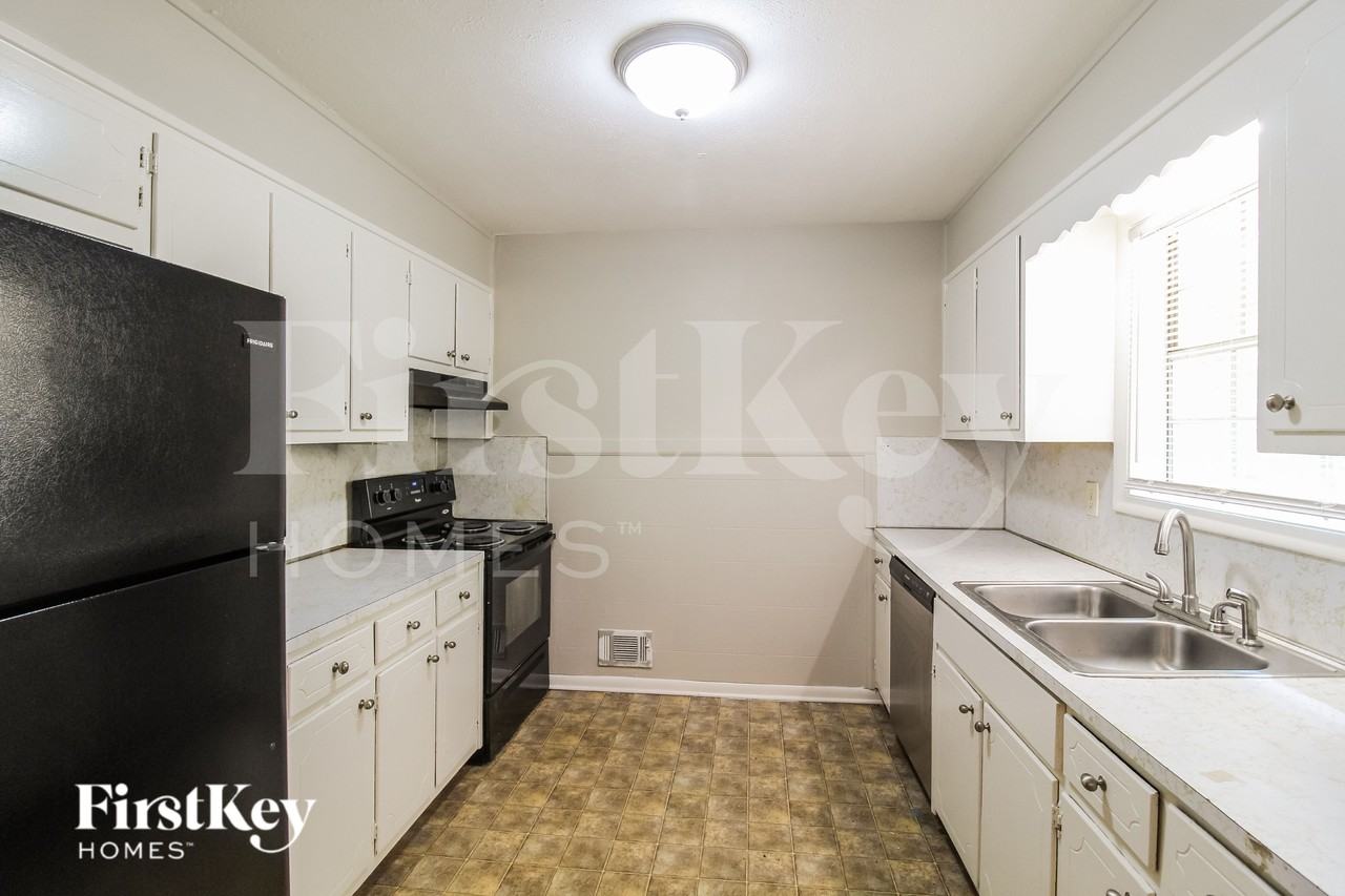 1021 Meadowbrook Ln Nw - Photo 3 of 16