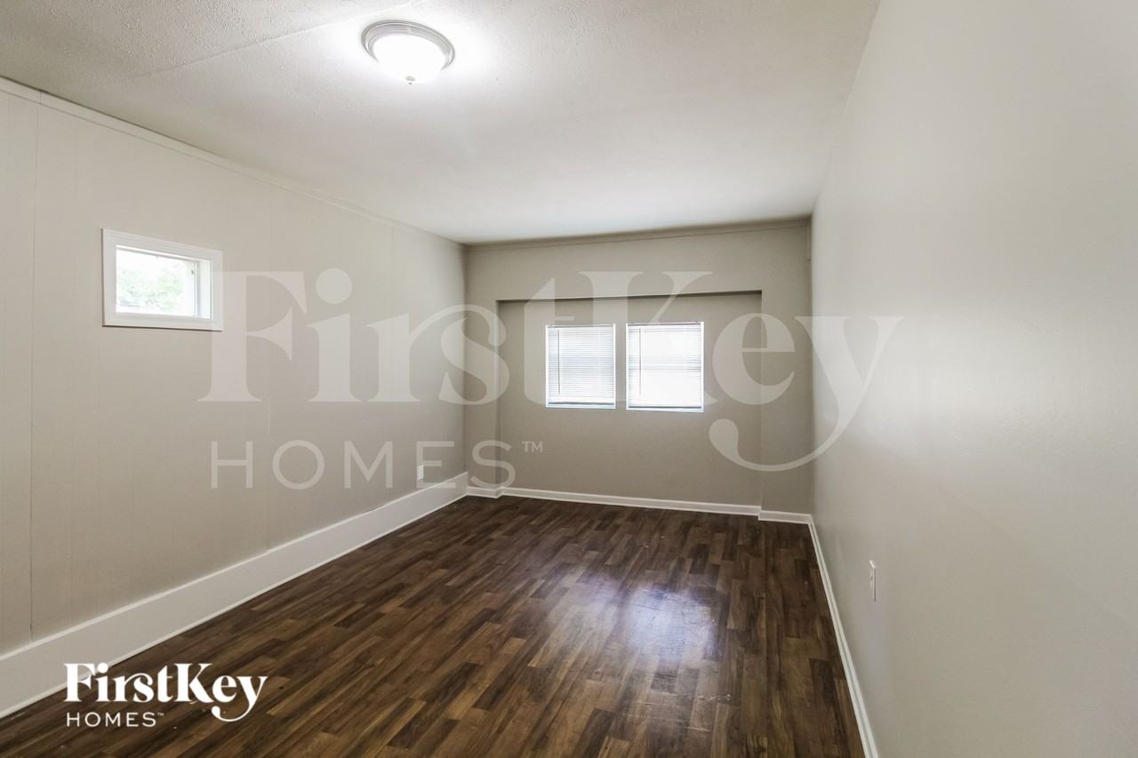 1021 Meadowbrook Ln Nw - Photo 5 of 16