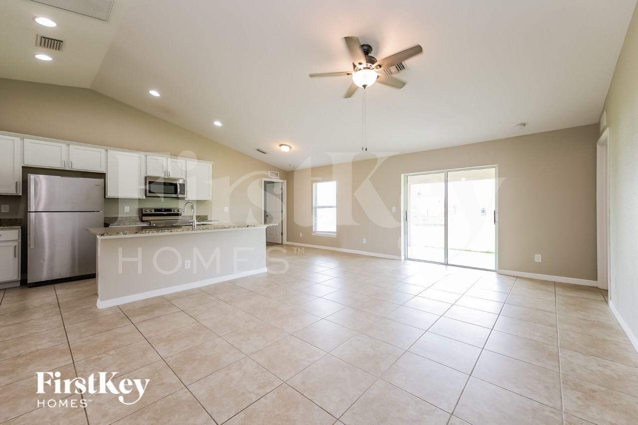 2212 Nw 9th St - Photo 3 of 16