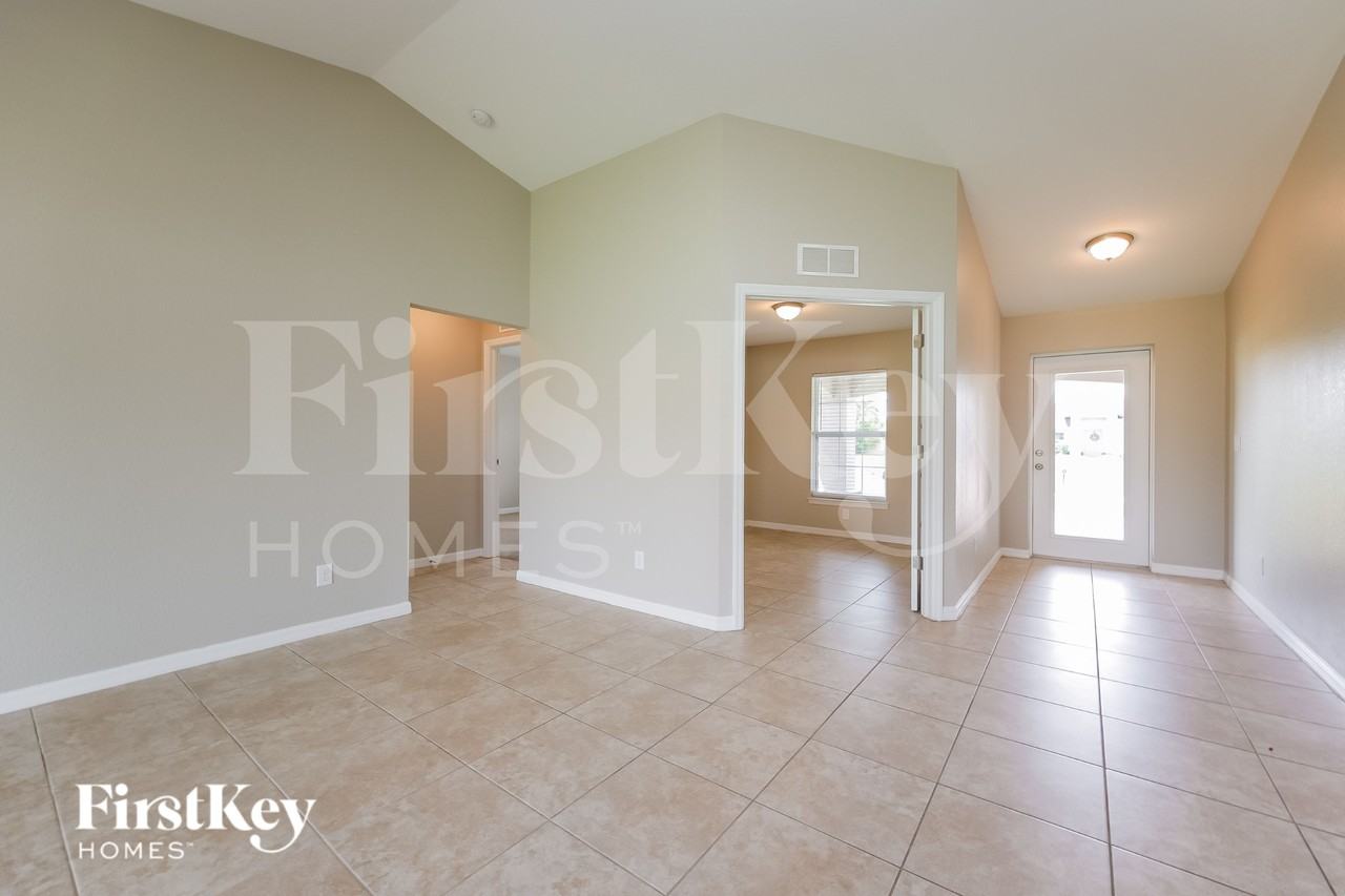 2212 Nw 9th St - Photo 4 of 16