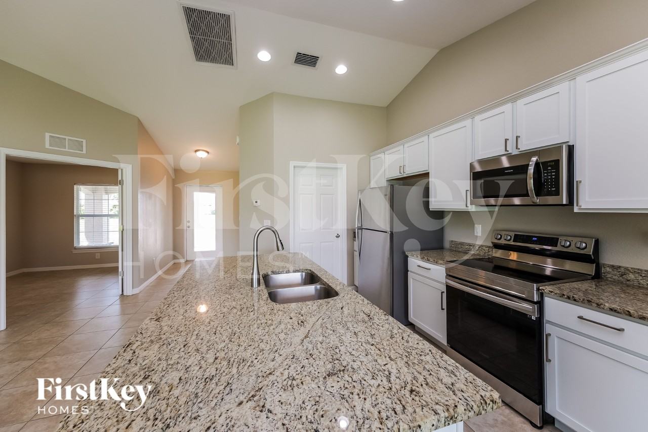 2212 Nw 9th St - Photo 7 of 16