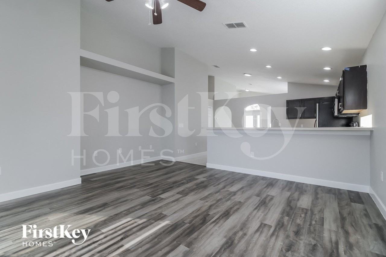 14844 Lady Victoria Blvd - Photo 5 of 15