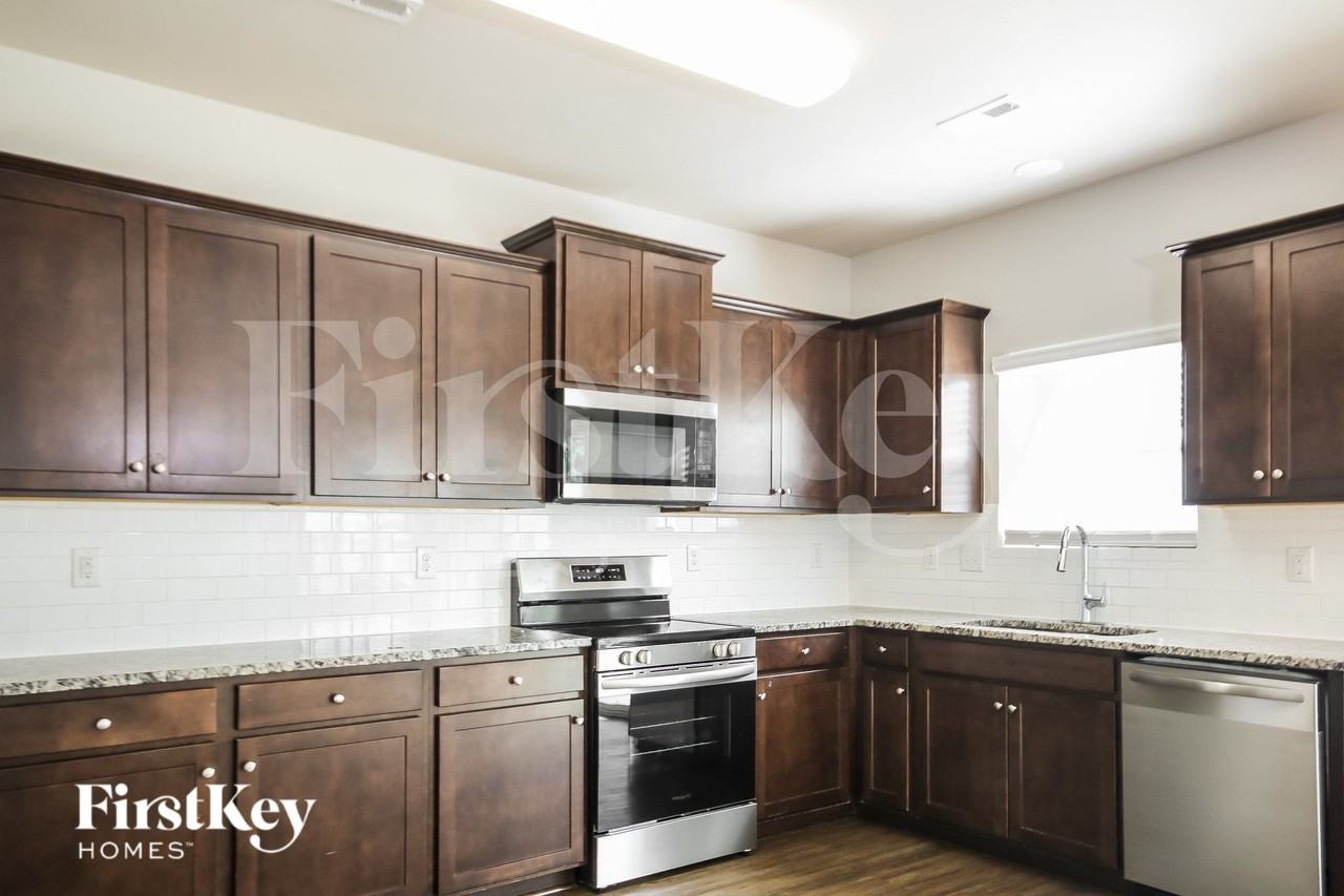 9018 Evans Woods Dr - Photo 4 of 16