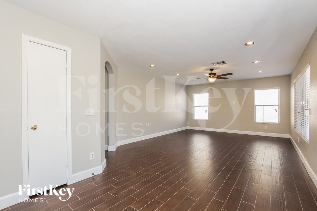 9156 W Quail Ave - Photo 4 of 15