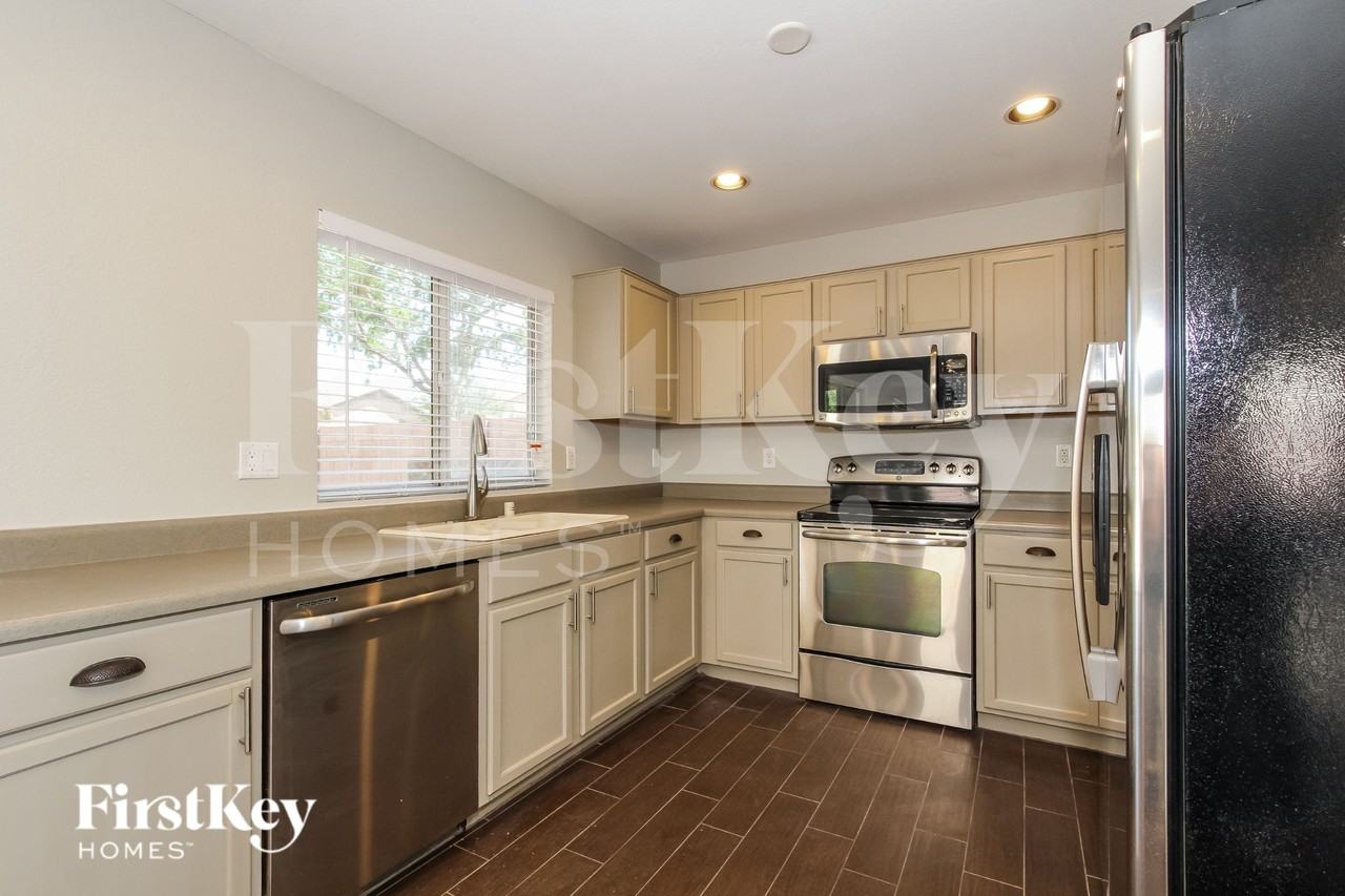 9156 W Quail Ave - Photo 5 of 15