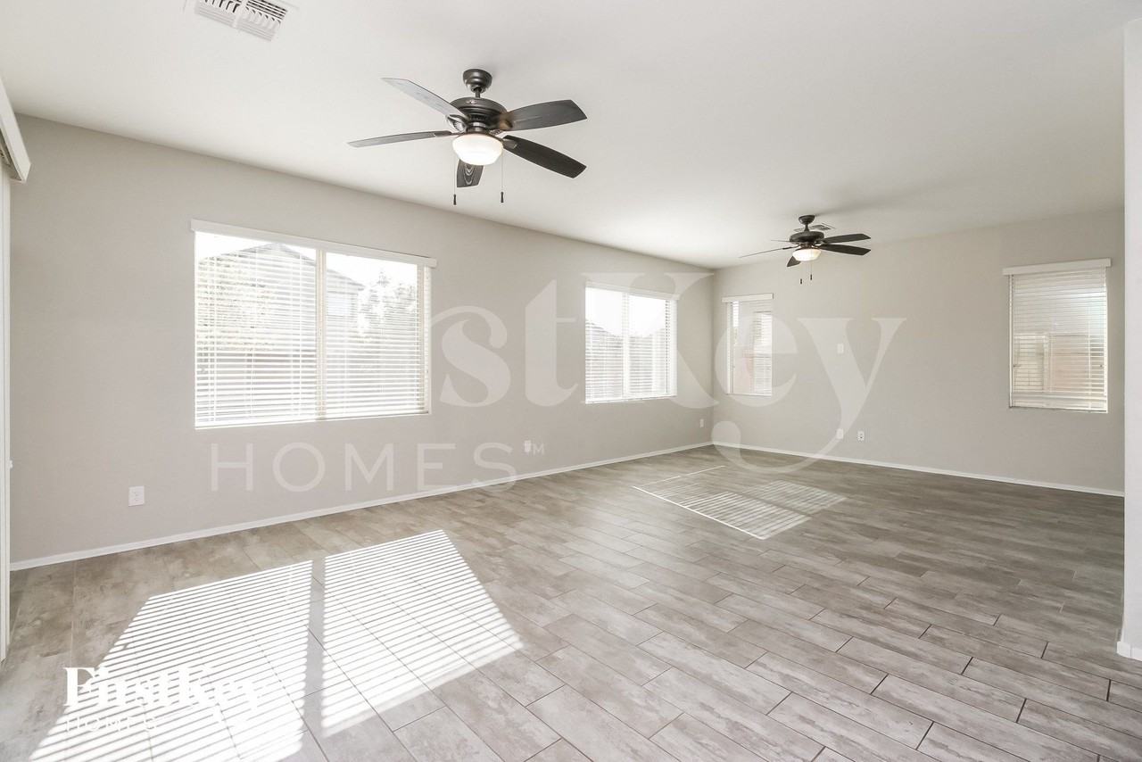 707 E Blossom Rd - Photo 2 of 15