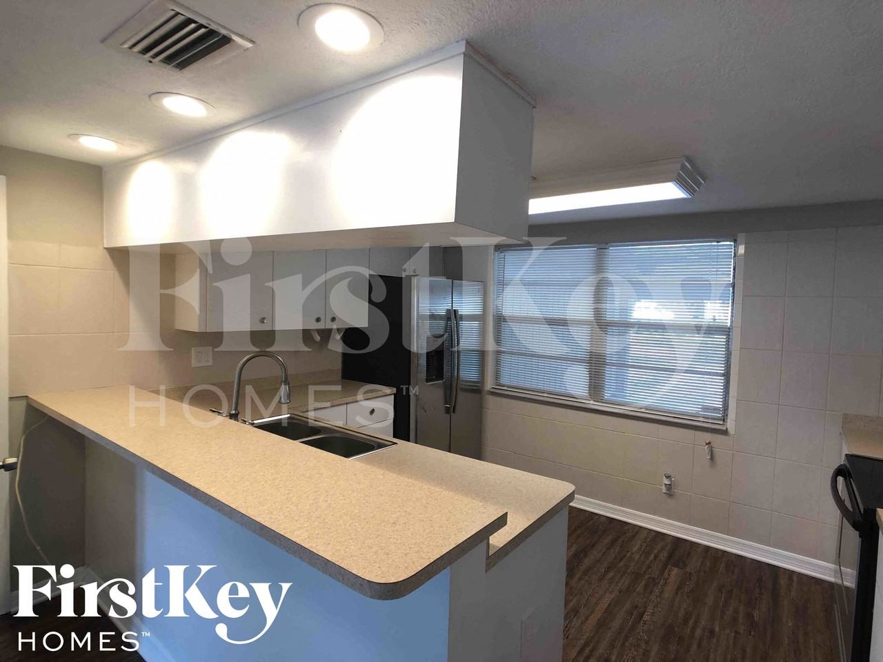 645 Lexington St - Photo 4 of 16