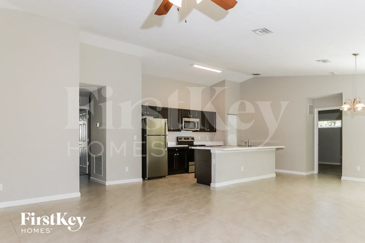 1943 Sw Sunglow St - Photo 5 of 15