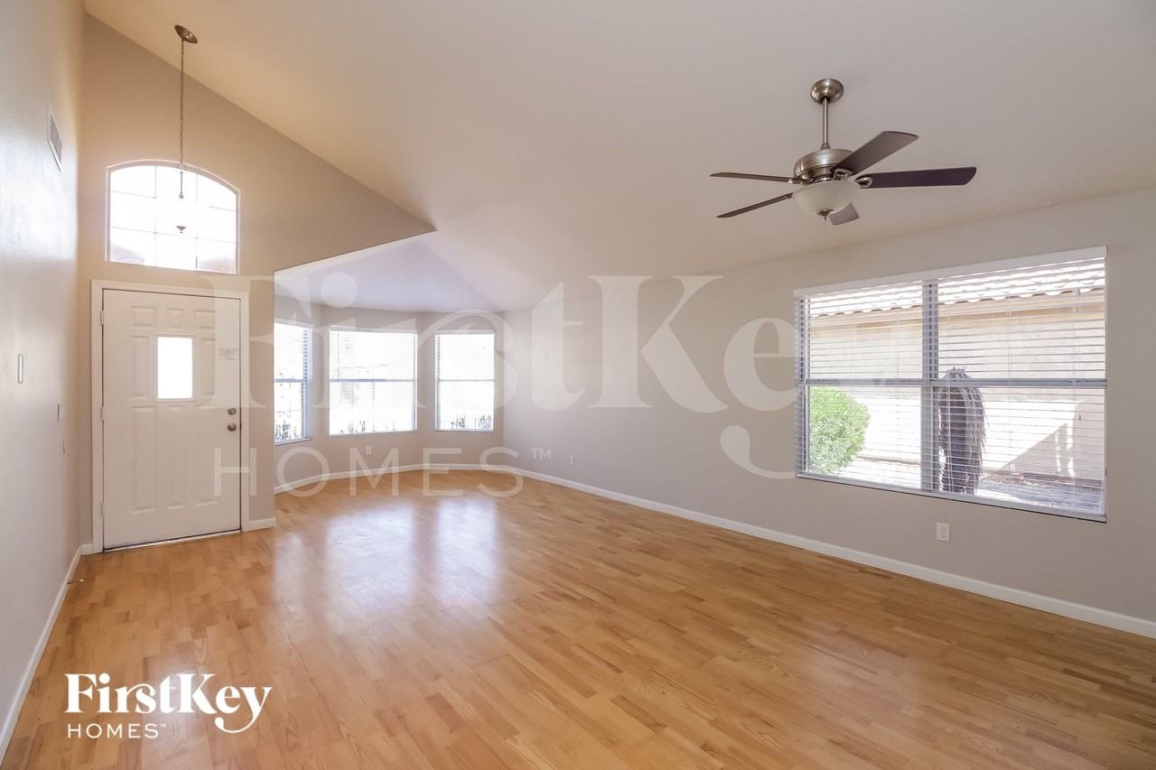 1831 W Wildhorse Dr - Photo 2 of 15