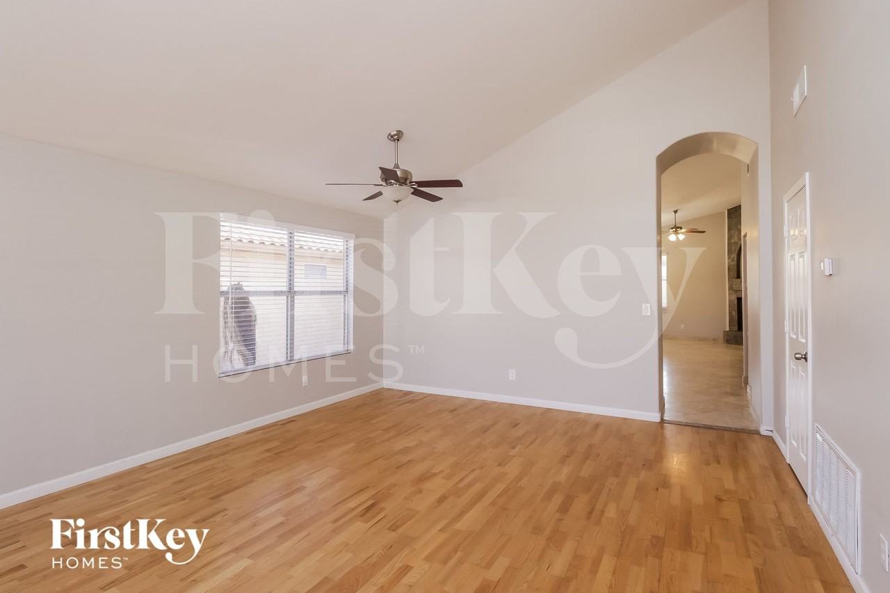 1831 W Wildhorse Dr - Photo 3 of 15
