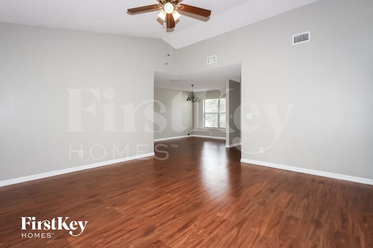1401 Sw Sudder Ave - Photo 4 of 15