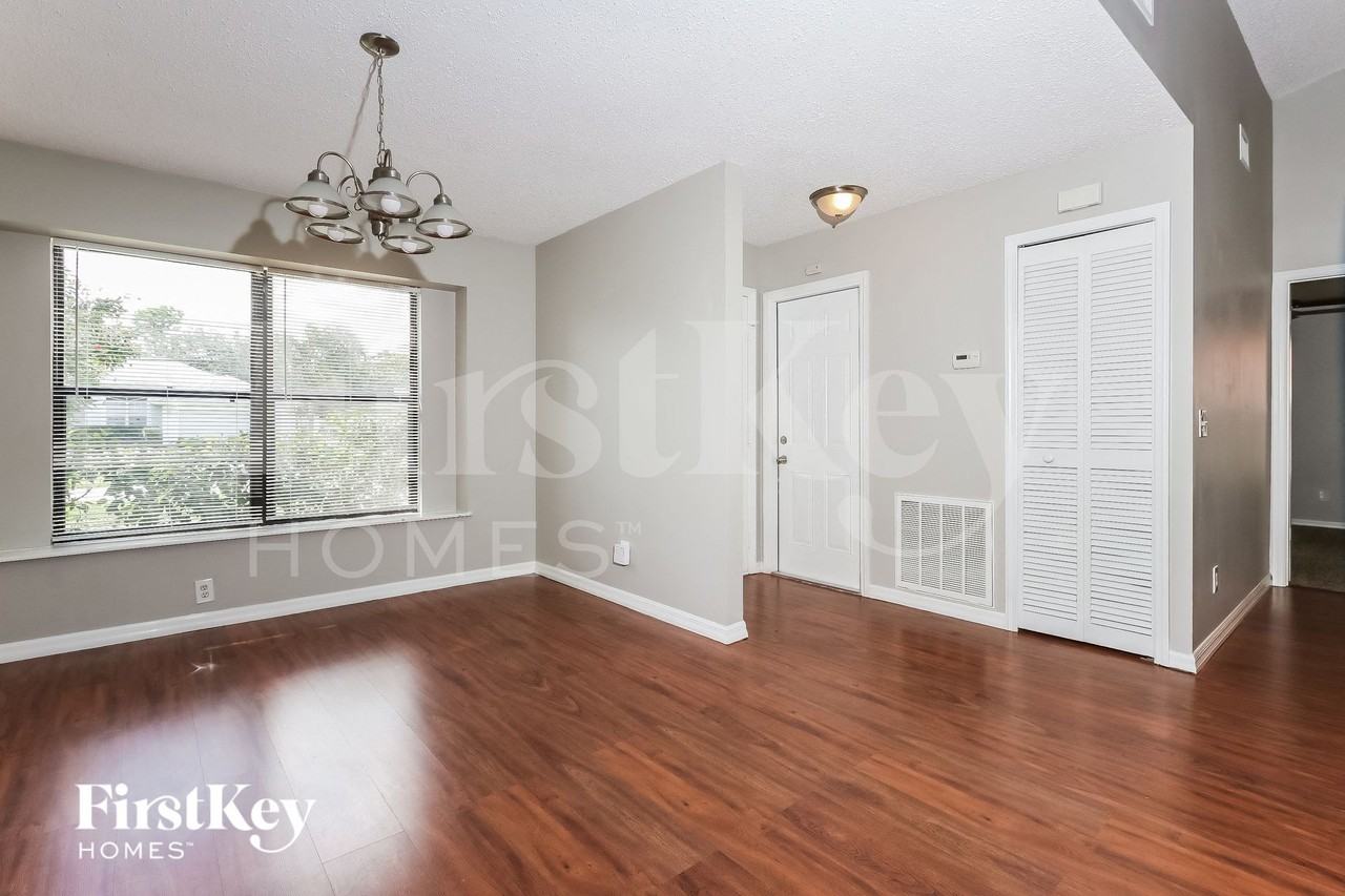 1401 Sw Sudder Ave - Photo 5 of 15