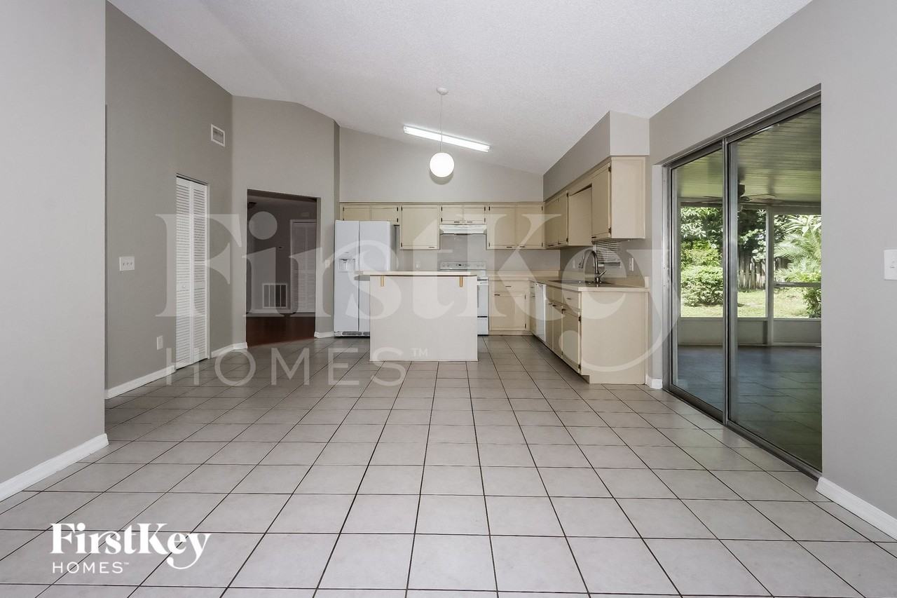 1401 Sw Sudder Ave - Photo 6 of 15