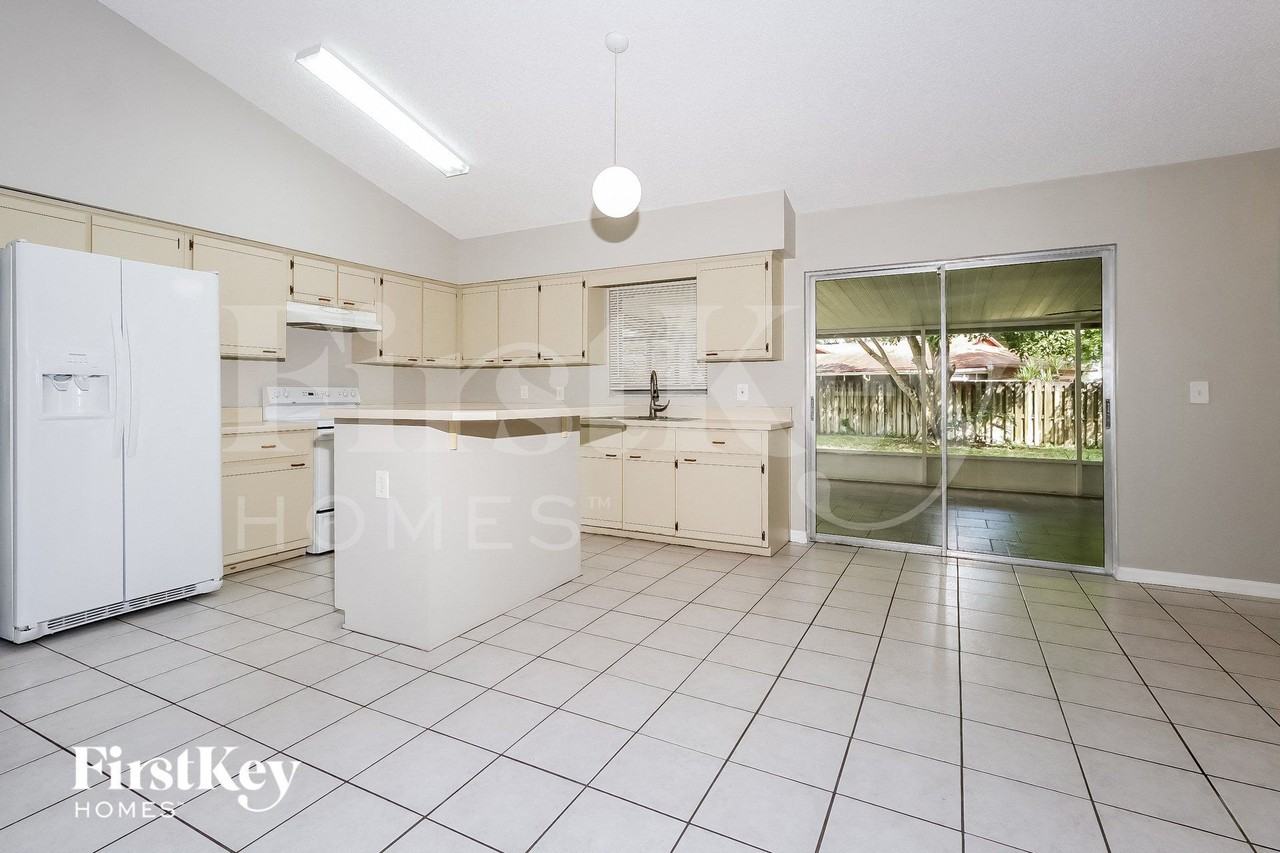 1401 Sw Sudder Ave - Photo 7 of 15