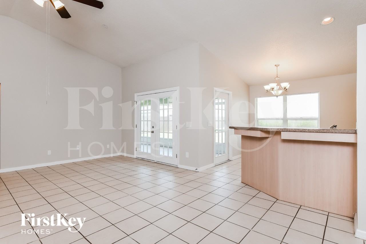 1323 Arrowhead Ct - Photo 3 of 16
