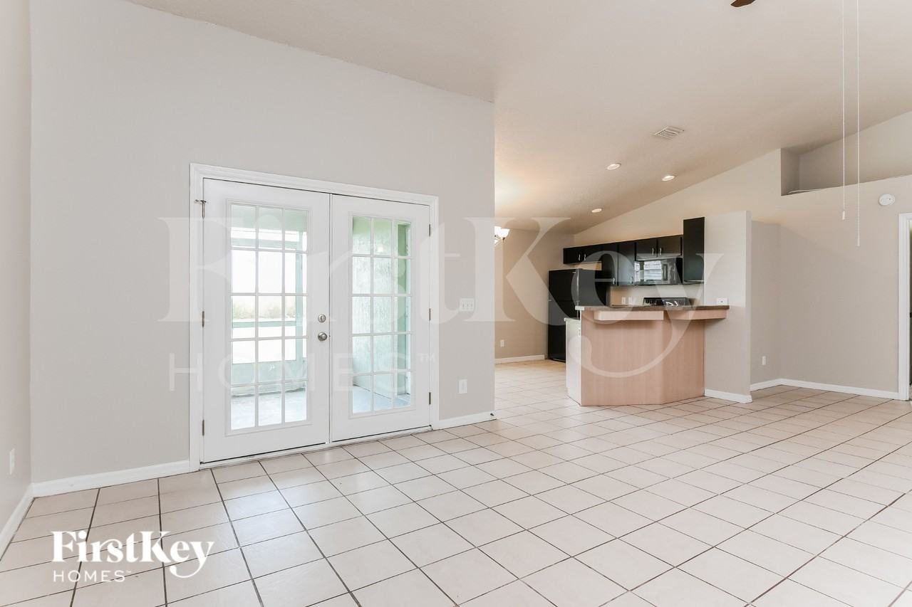 1323 Arrowhead Ct - Photo 4 of 16