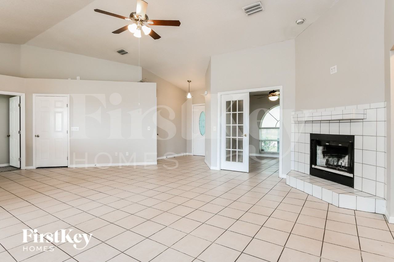 1323 Arrowhead Ct - Photo 5 of 16