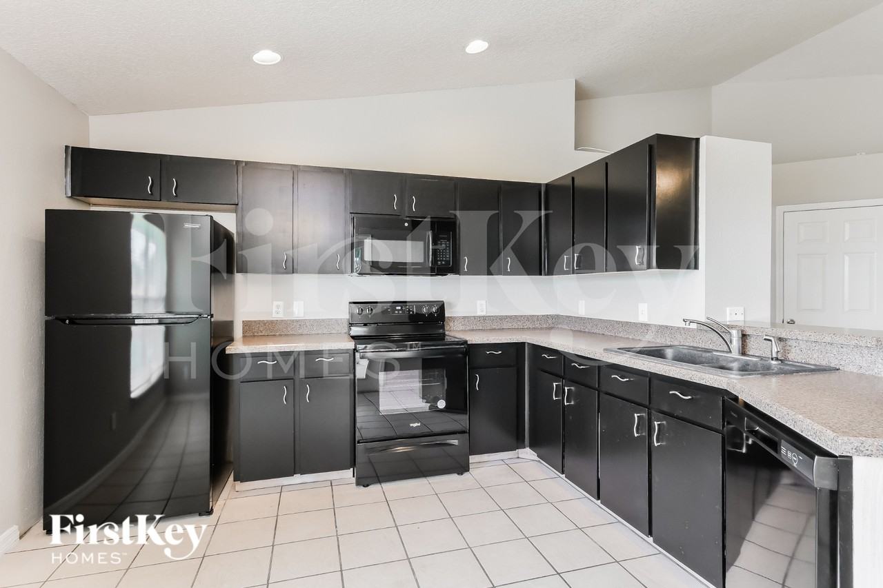 1323 Arrowhead Ct - Photo 6 of 16