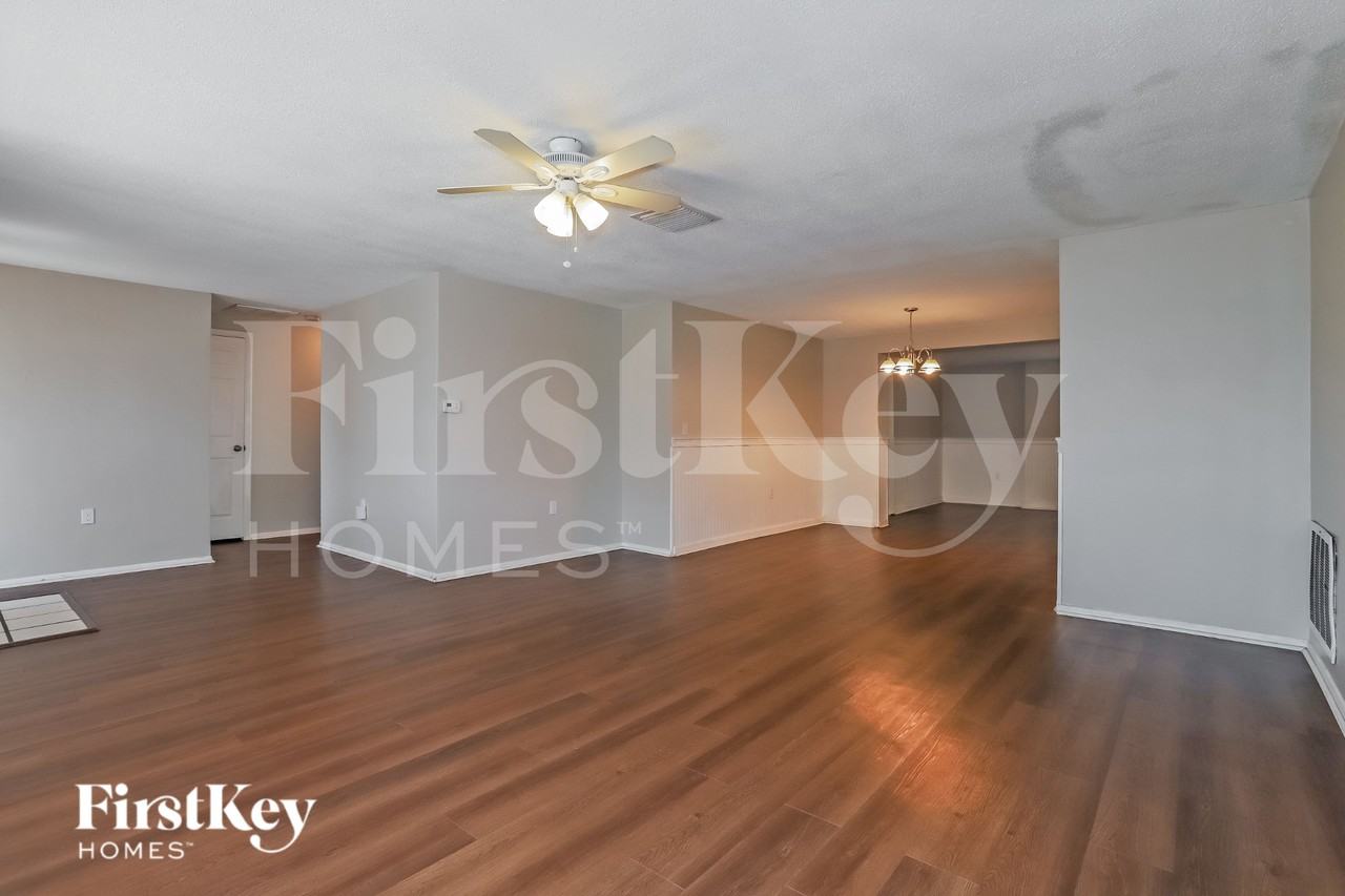 10805 Piccadilly Rd - Photo 2 of 16