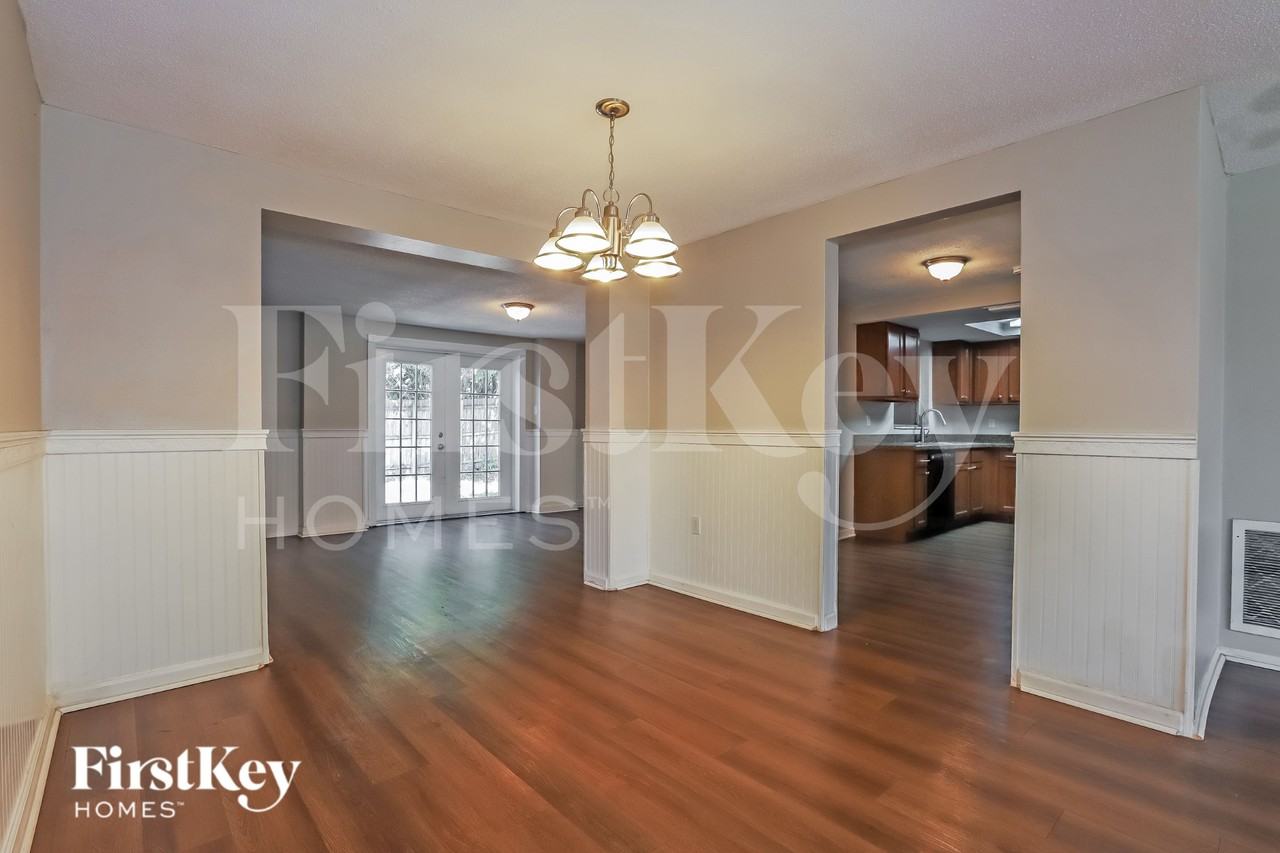 10805 Piccadilly Rd - Photo 3 of 16