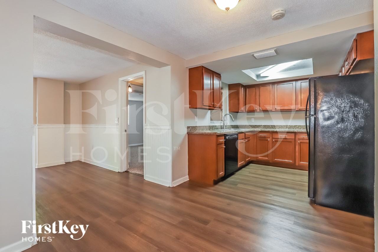 10805 Piccadilly Rd - Photo 4 of 16
