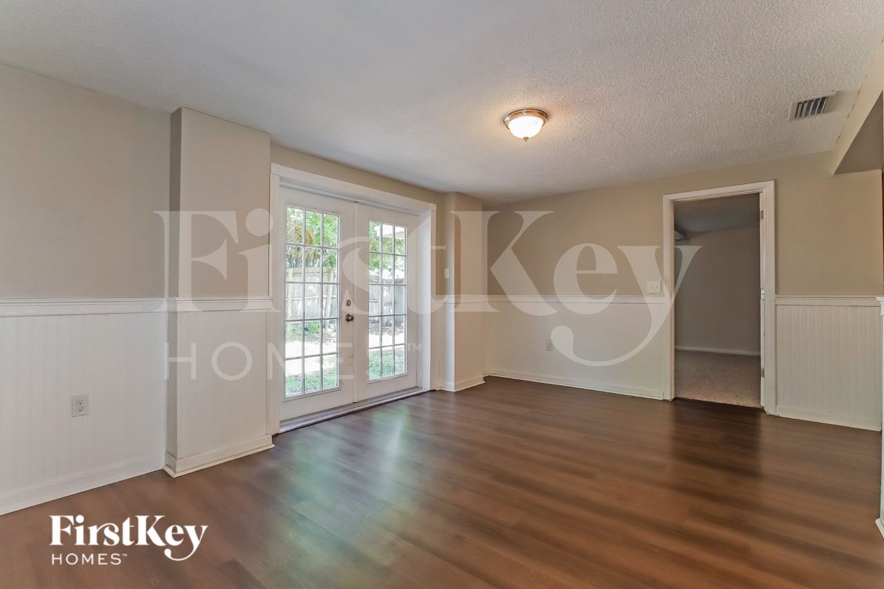 10805 Piccadilly Rd - Photo 5 of 16