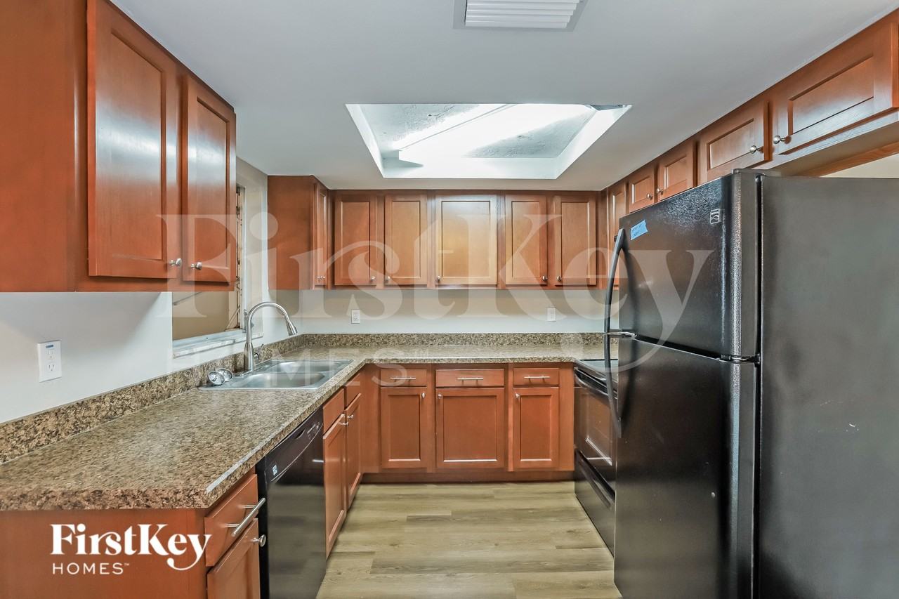 10805 Piccadilly Rd - Photo 6 of 16