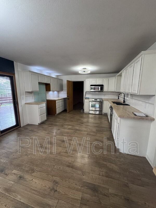 840 N Waddington Ave - Photo 4 of 25