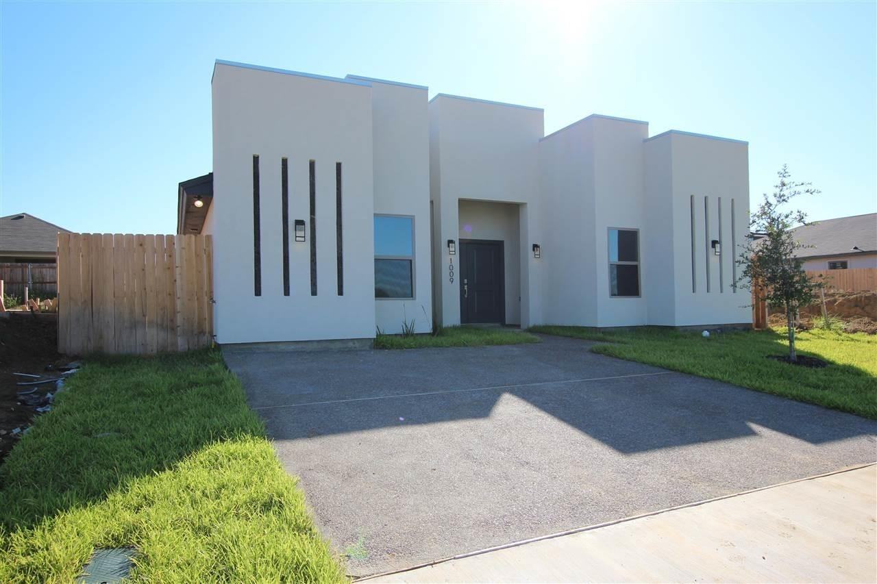 1009 La Muralla St - Photo 2 of 30