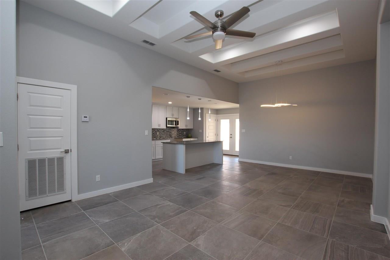 1009 La Muralla St - Photo 4 of 30