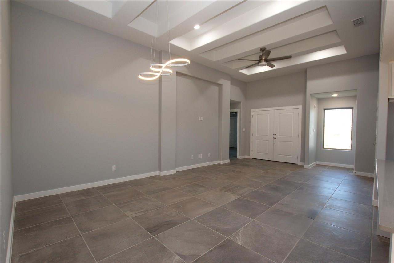 1009 La Muralla St - Photo 5 of 30